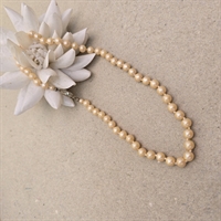 ligeløb-perle-halskaede-cremefarvet-soelvfarvet-laas-vintage-smykke